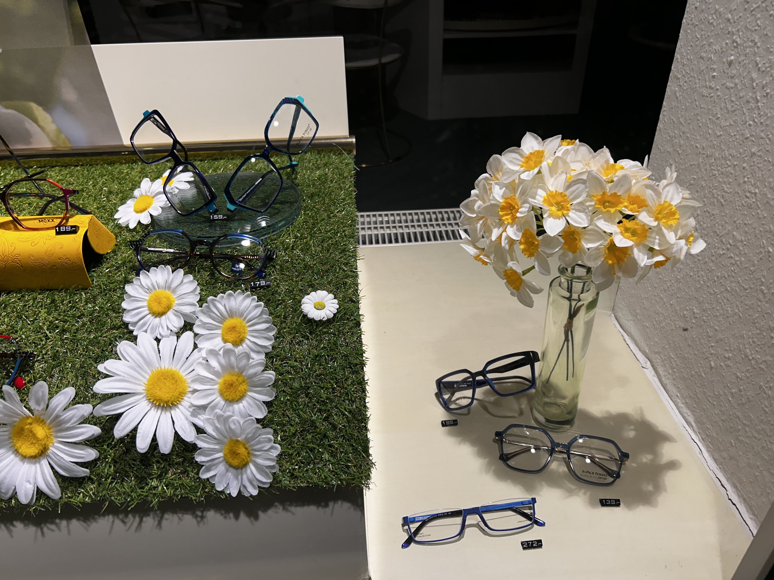 Augenoptik-Bender-Schwanheim-Deko 2026 - Frühling - Brillen - Optiker