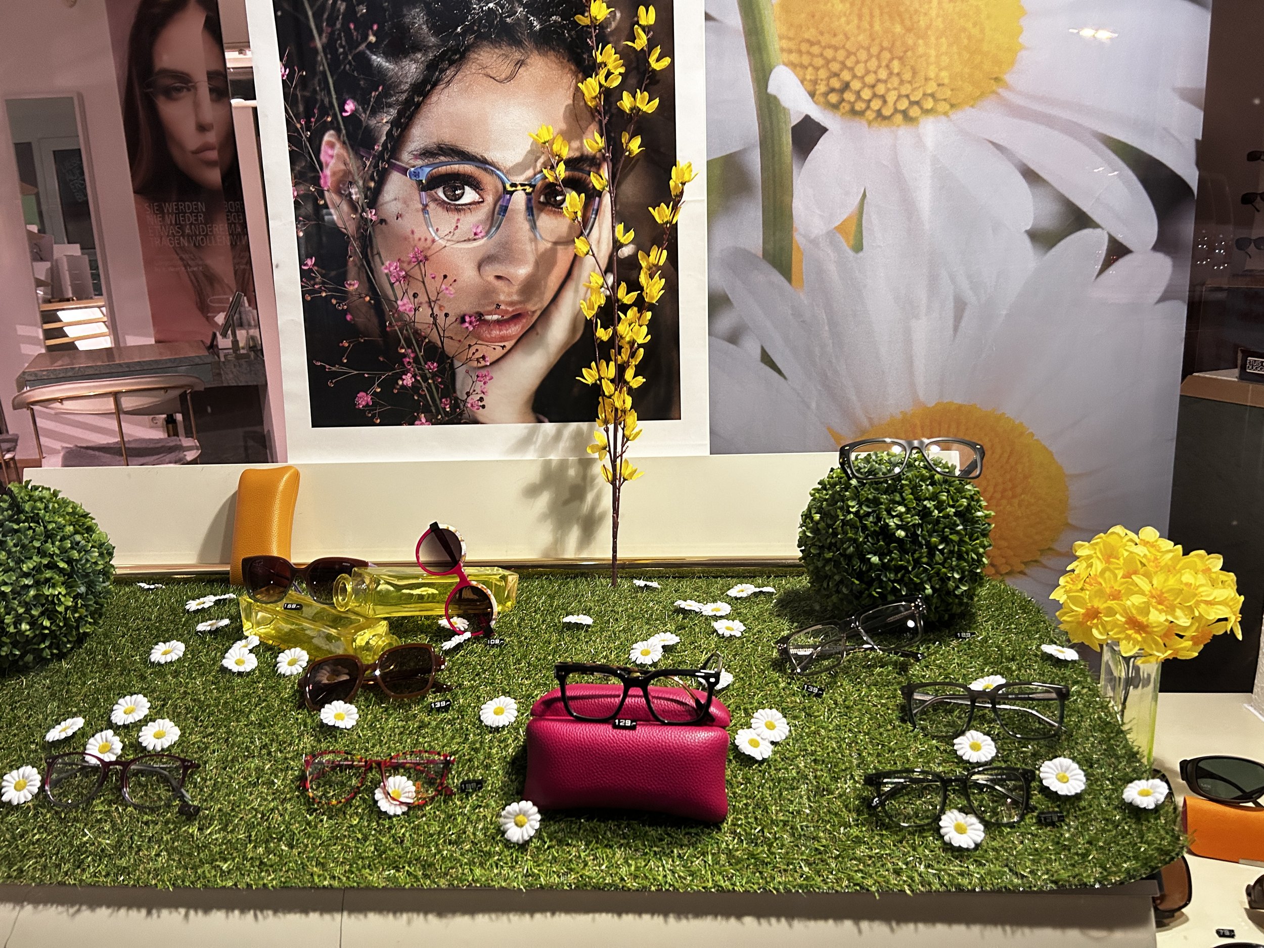 Augenoptik-Bender-Schwanheim-Deko 2026 - Frühling - Brillen - Optiker