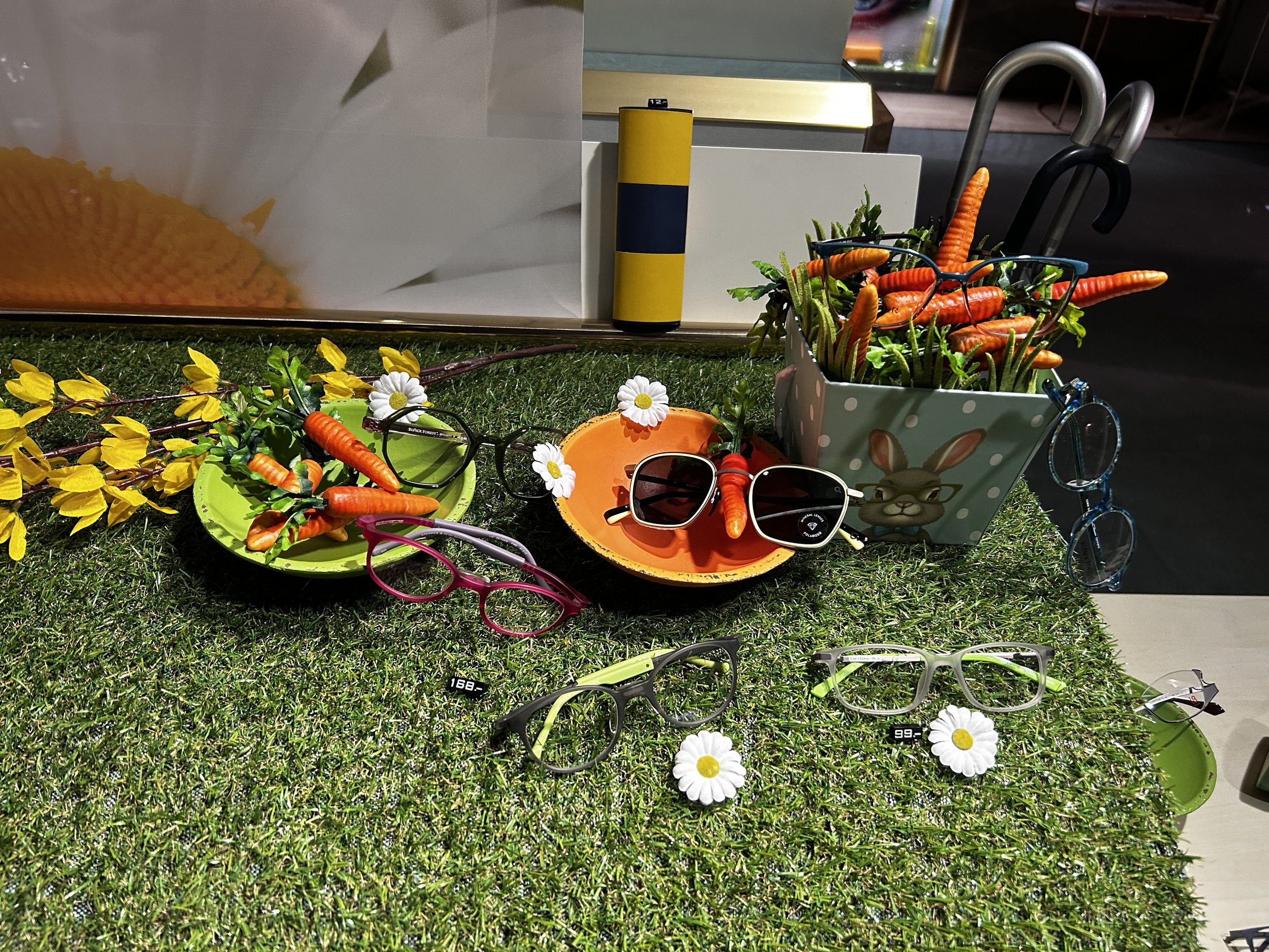 Augenoptik-Bender-Schwanheim-Deko 2026 - Frühling - Brillen - Optiker