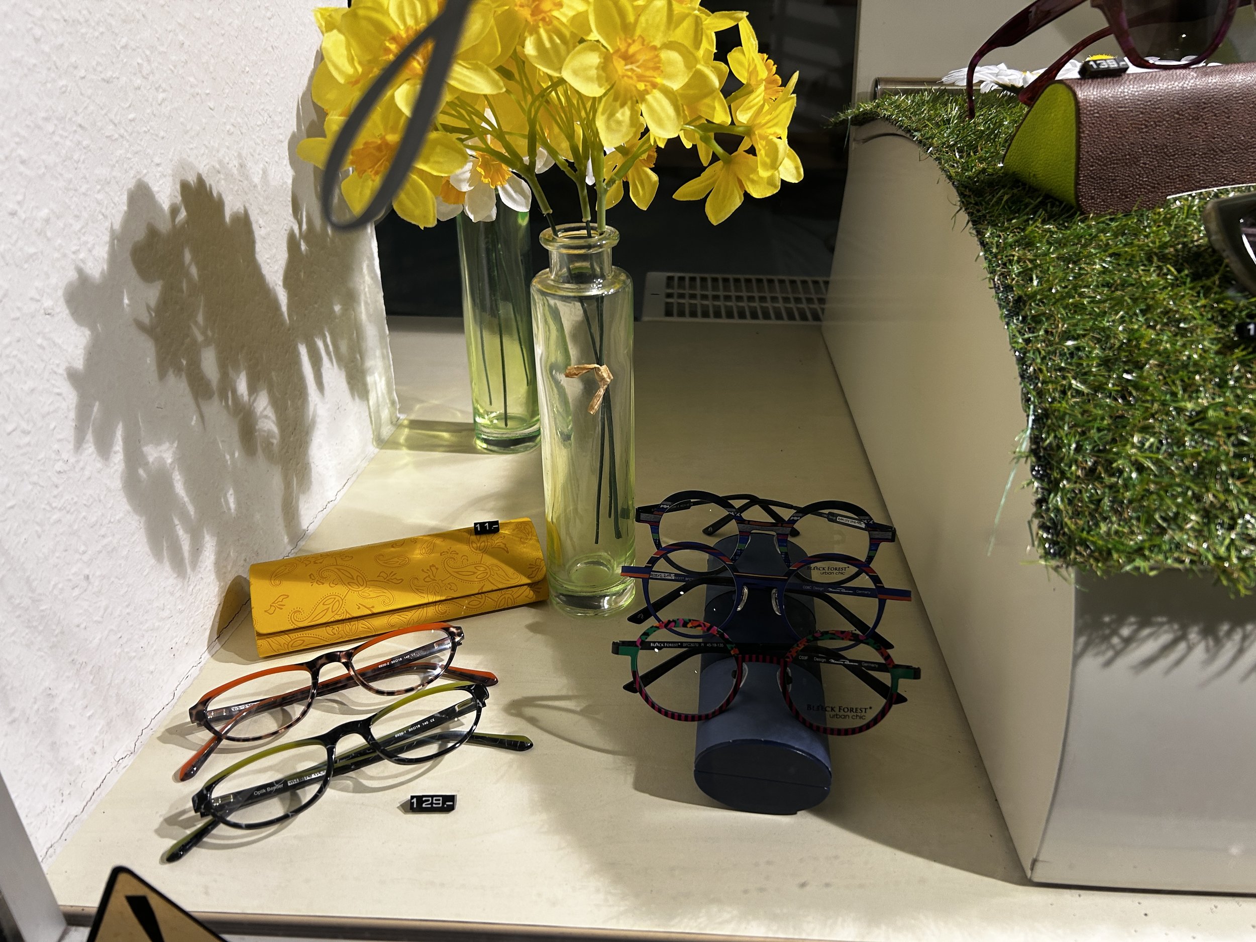 Augenoptik-Bender-Schwanheim-Deko 2026 - Frühling - Brillen - Optiker