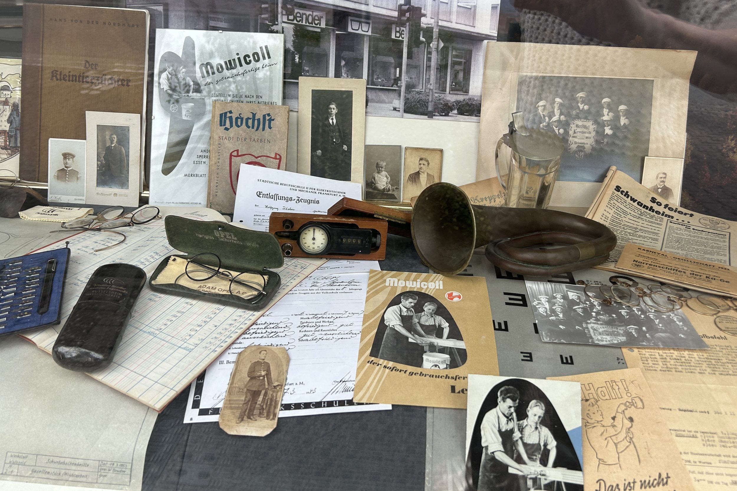 Augenoptik-Bender-Schwanheim-Deko 2026-Spät Sommer - Historisch