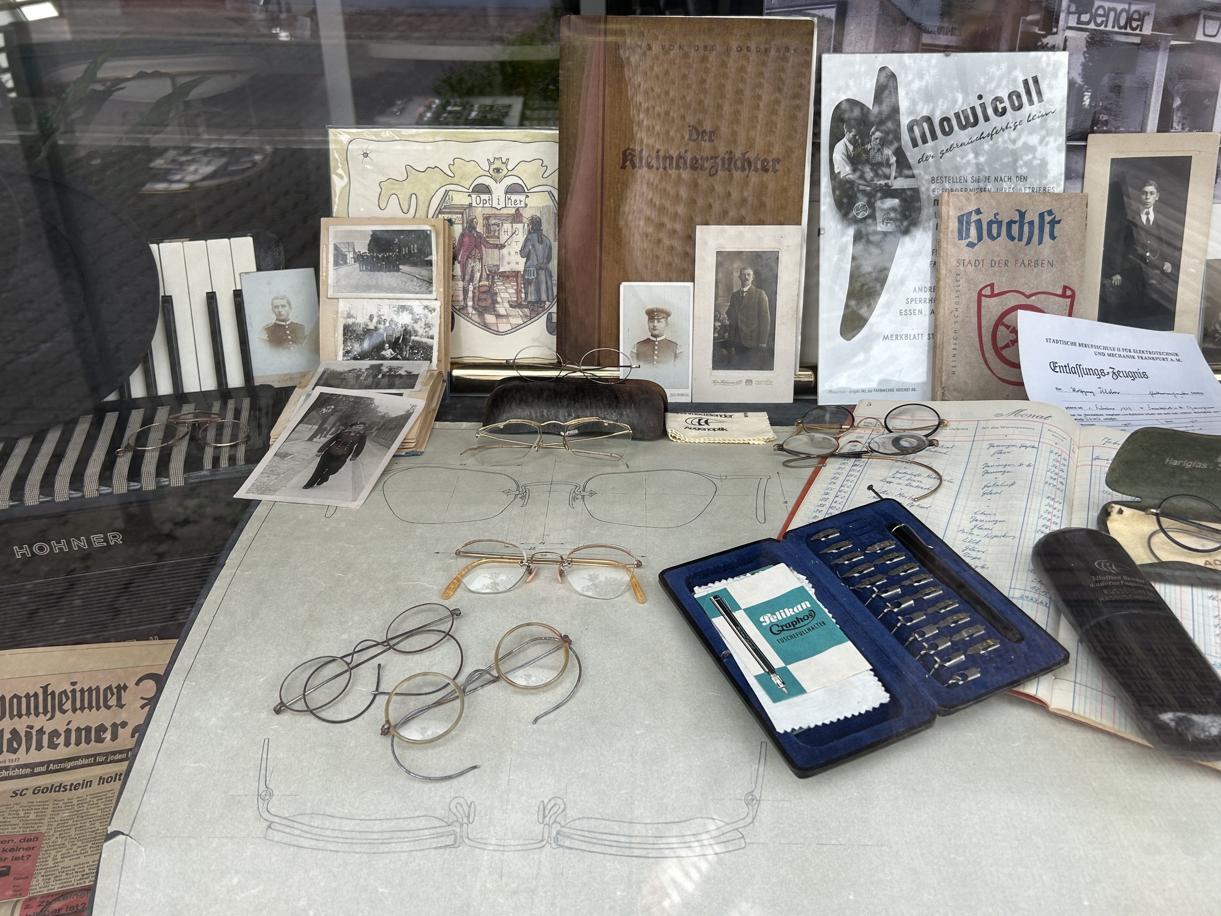 Augenoptik-Bender-Schwanheim-Deko 2026-Spät Sommer - Historisch