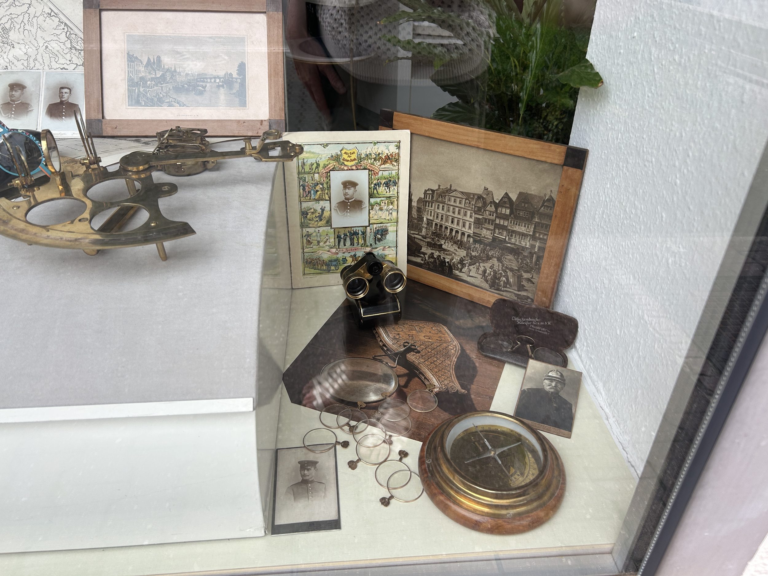 Augenoptik-Bender-Schwanheim-Deko 2026-Spät Sommer - Historisch