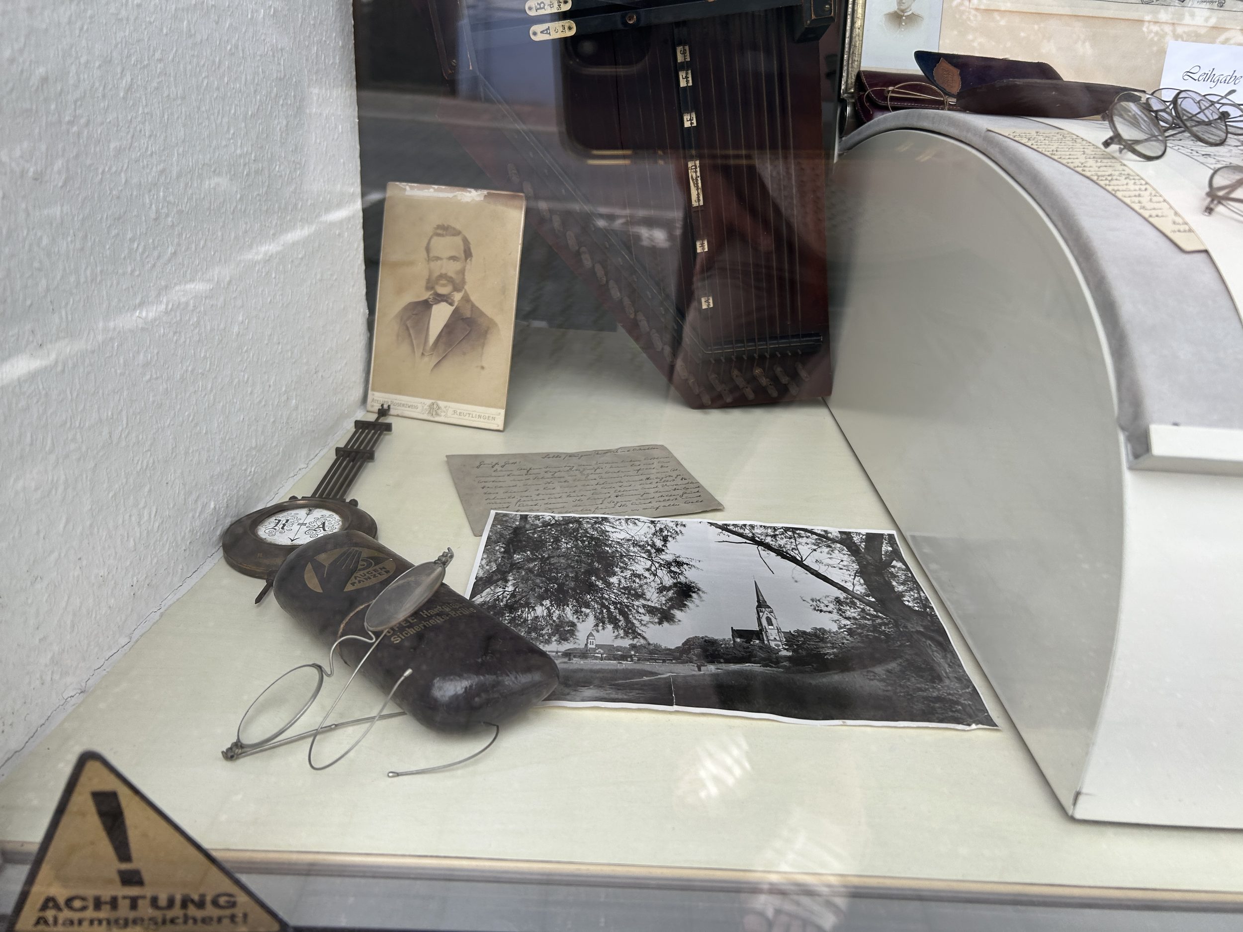 Augenoptik-Bender-Schwanheim-Deko 2026-Spät Sommer - Historisch